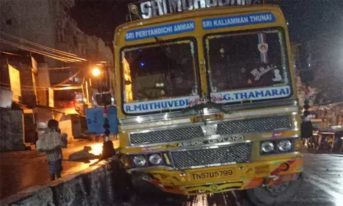 சாலையின் தடுப்பு சுவரில் லாரி மோதி விபத்து