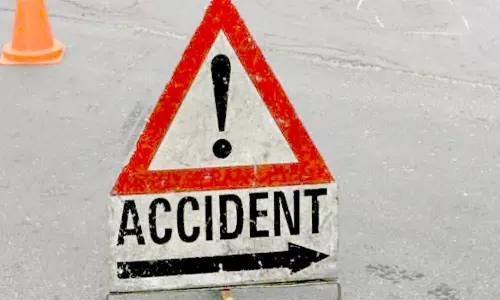 பைக் நேருக்கு நேர் மோதி போலீஸ்காரர் படுகாயம்