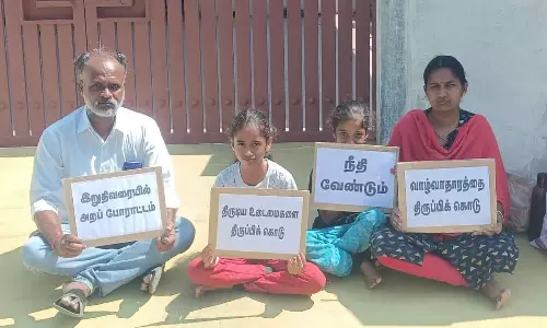 அவினாசியில் உடைமைகளை தரமறுப்பதாக குடியிருந்த வீட்டின் முன் தொழிலாளி  தர்ணா