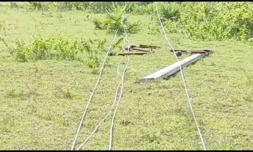 டிப்பர் லாரி மோதி 22 மின்கம்பங்கள் சாய்ந்தன