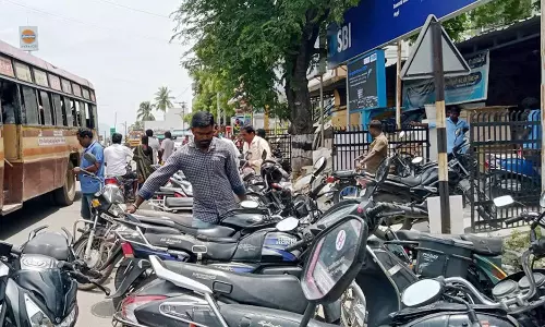 அரூர் பகுதியில் சாலையோரம் நிறுத்தப்படும் வாகனங்களால் போக்குவரத்து நெரிசல்