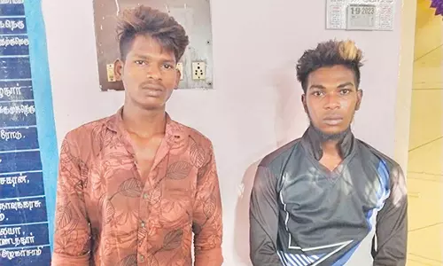இரும்பு சீட்டுகள் திருடிய 2 பேர் கைது