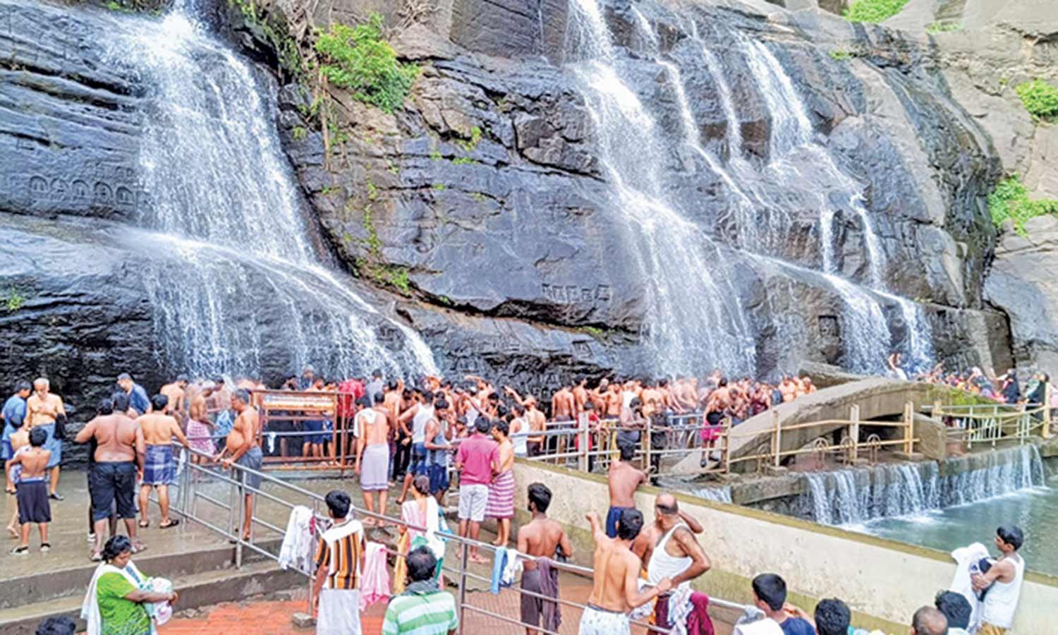 குற்றாலம் மெயின் அருவியில் குளிக்க குவிந்த சுற்றுலா பயணிகள்