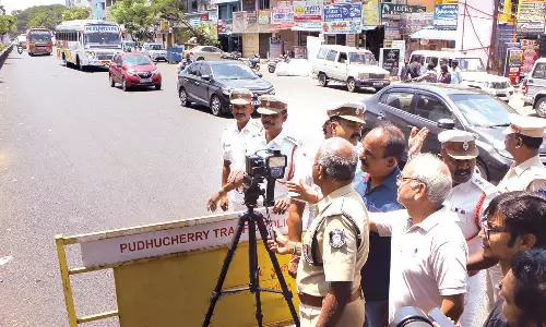 30 கி.மீ. வேகத்தில் மட்டுமே வாகனங்களை இயக்க வேண்டும்- நவீன கருவி மூலம் போலீசார் கண்காணிப்பு