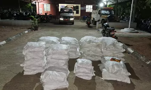 ஆத்தூர் அருகே விபத்தான காரில் மூட்டை மூட்டையாக கிடந்த போதை பொருட்கள்- தலைமறைவான டிரைவருக்கு வலைவீச்சு