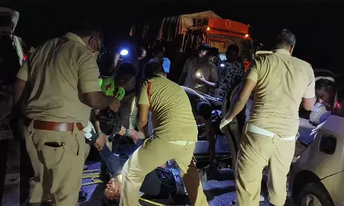 செங்கம் அருகே கார்-லாரி நேருக்கு நேர் மோதி 3 வாலிபர்கள் பலி