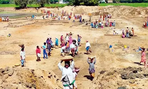 நிலக்கோட்டை பகுதியில் 100 நாள் வேலை திட்ட நேரத்தை குறைக்க வேண்டும் - பயனாளிகள் வலியுறுத்தல்