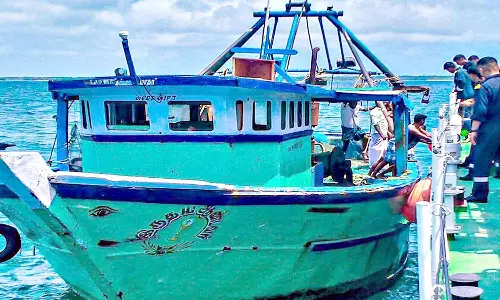 என்ஜின் பழுதால் நடுக்கடலில் தத்தளித்த மீனவர்களின் படகை சரிசெய்த கடலோர காவல்படை வீரர்கள்