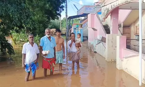 ஆண்டிபட்டி அருகே கனமழையினால் குடியிருப்புகளில் புகுந்த வெள்ளம் - பொதுமக்கள் தவிப்பு