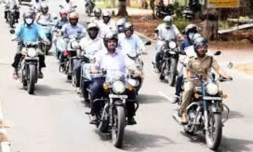 இருசக்கர வாகன பேரணி