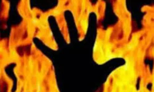 2 விவசாயிகள் தீக்குளிக்க முயற்சி