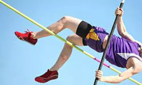 உயர்நிலைப்பள்ளி மாணவி கோலூன்றி தாண்டுதல் போட்டியில் 2-ஆம் இடம்