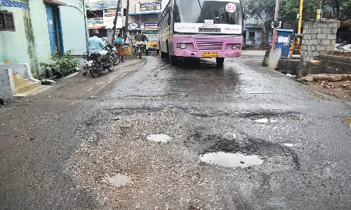 ஈரோட்டில் குண்டும், குழியுமாக காட்சி அளிக்கும் சாலைகள்