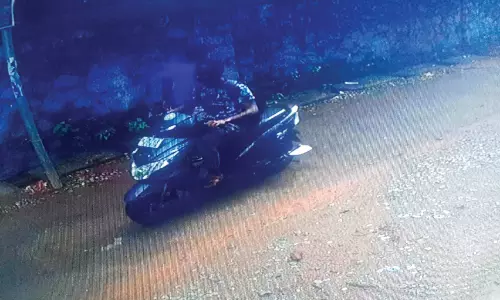 நாகர்கோவிலில் பெண் வக்கீலின் மோட்டார் சைக்கிள் திருட்டு