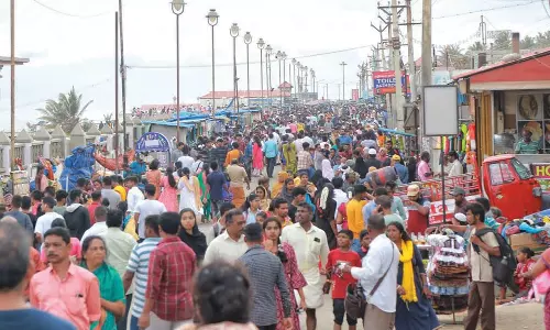 கன்னியாகுமரியில் சுற்றுலா பயணிகள் கூட்டம் அலைமோதியது