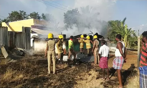 சின்ன சேலம்  ஓய்வு பெற்ற ரெயில்வே ஊழியர் வீடு தீப்பிடித்து எரிந்தது: ரூ.2 லட்சம் மதிப்புள்ள பொருட்கள் எரிந்து நாசம்