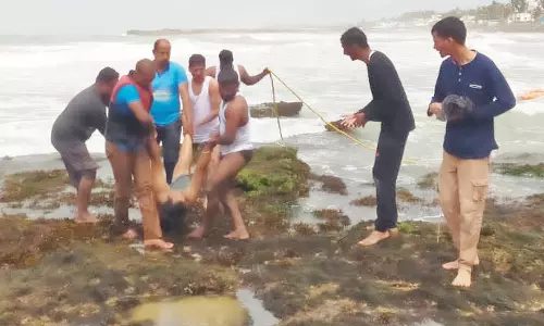 கன்னியாகுமரியில் இன்று பகல் கடலில் மூழ்கி 2 சுற்றுலா பயணிகள் பலி