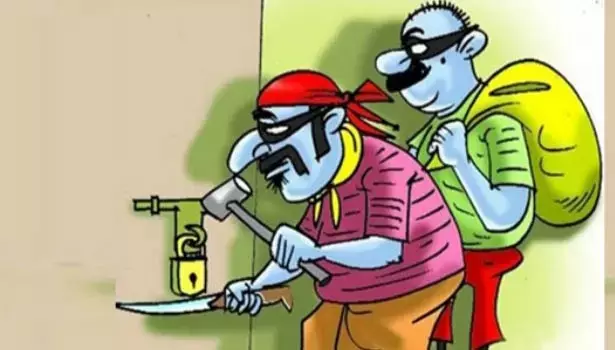 வீடு புகுந்து 5 பவுன் தங்க நகைகள் கொள்ளை