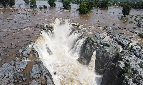 ஒகேனக்கல்லுக்கு நீர்வரத்து 9 ஆயிரம் கனஅடியாக சரிவு