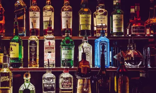 காரில் கடத்திய 672 வெளிமாநில மதுபாட்டில்கள் பறிமுதல்