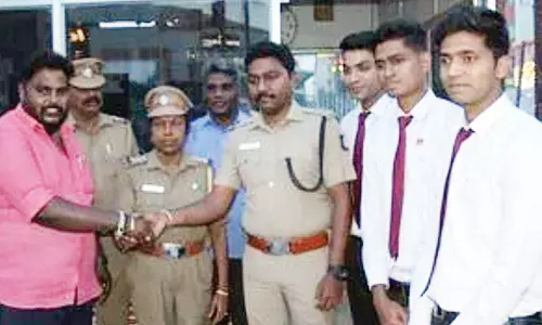 5 பவுன் நகையைத் தொலைத்தவரிடம் மீண்டும் ஒப்படைத்த நகைக்கடை ஊழியா்கள்