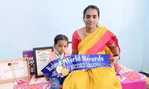 பென்னாகரத்தில் படங்களில் உள்ள பெயரை கூறி  பதக்கம், சான்றிதழ் பெற்று 2 வயது சிறுவன் சாதனை