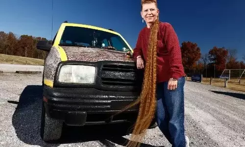 அடேங்கப்பா, எவ்வளவு நீளம்? முடி வளர்ப்பில் கின்னஸ் சாதனை படைத்த அமெரிக்க பெண்