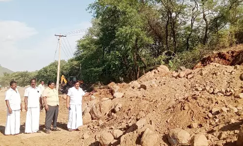 ஒடசல்பட்டி கூட்ரோடு அருகே கணவாய் பகுதியில் சாலை சீரமைக்கும் பணியை ஆய்வு செய்த எம்.எல்.ஏ.