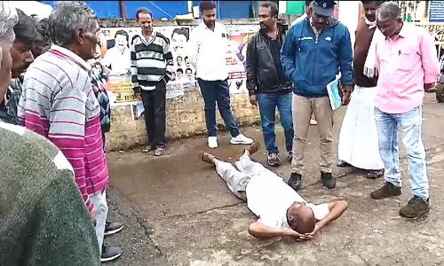 கோத்தகிரி தாசில்தார் அலுவலகம் முன்பு தரையில் படுத்து முதியவர் நூதன போராட்டம்