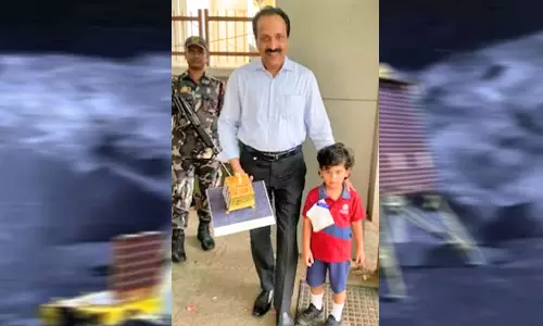 இஸ்ரோ தலைவர் சோம்நாத்துக்கு விக்ரம் லேண்டர் மாடலை பரிசளித்த சிறுவன்