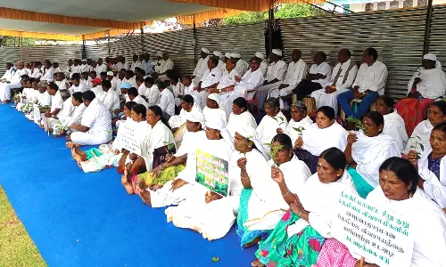 கோத்தகிரி பகுதியில் தேயிலை செடிகளுடன் உண்ணாவிரதத்தில் பங்கேற்ற விவசாயிகள்