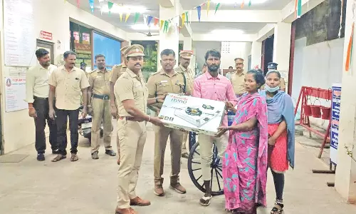 10 ஆண்டாக மது விற்ற பெண்ணுக்கு டிபன் கடை வைத்து கொடுத்த போலீசார்