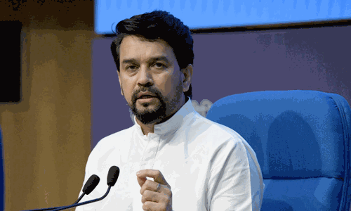 சனாதனம் குறித்த பேச்சுக்கு அமைச்சர் உதயநிதி மன்னிப்பு கேட்க வேண்டும் - அனுராக் சிங் தாக்குர்