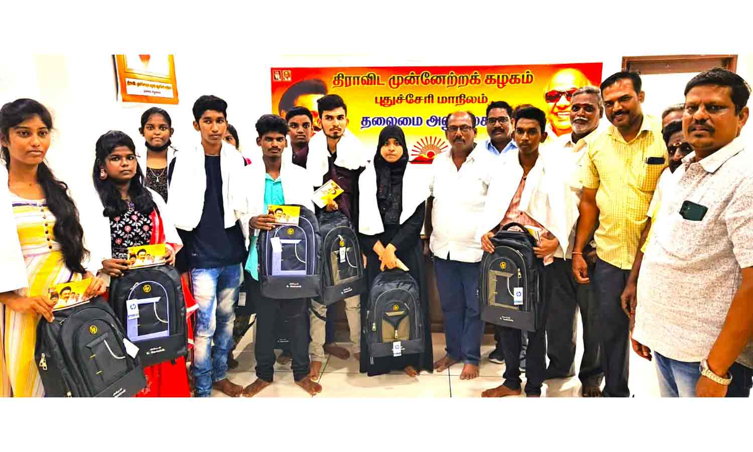 எஸ்.எஸ்.எல்.சி, பிளஸ்-2 தேர்ச்சி பெற்ற மாணவர்களுக்கு பரிசு