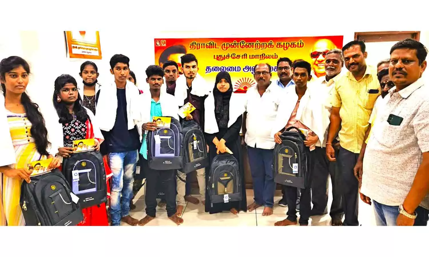 எஸ்.எஸ்.எல்.சி, பிளஸ்-2 தேர்ச்சி பெற்ற மாணவர்களுக்கு பரிசு எஸ்.எஸ்.எல்.சி, பிளஸ்-2 தேர்ச்சி பெற்ற மாணவர்களுக்கு பரிசு