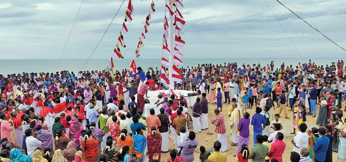 மணப்பாடு திருச்சிலுவை திருத்தல மகிமை திருவிழா கொடியேற்றத்துடன் தொடங்கியது மணப்பாடு திருச்சிலுவை திருத்தல மகிமை திருவிழா கொடியேற்றத்துடன் தொடங்கியது