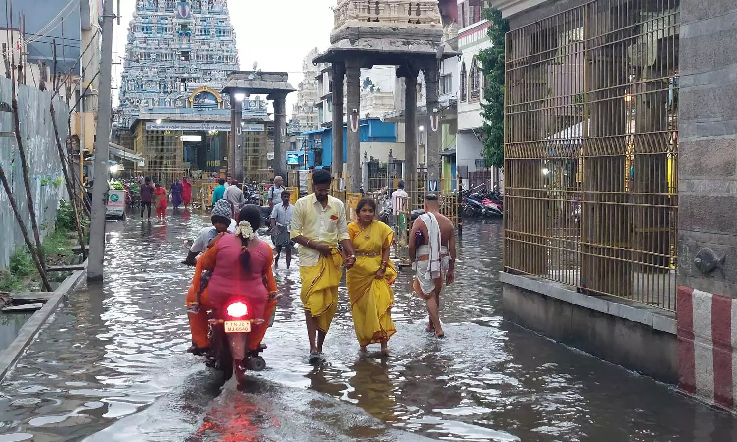 வீரராகவர் கோவில் முன்பு குளம்போல் தேங்கிய தண்ணீர்- கழிவுநீரும் கலந்ததால் பக்தர்கள் அவதி வீரராகவர் கோவில் முன்பு குளம்போல் தேங்கிய தண்ணீர்- கழிவுநீரும் கலந்ததால் பக்தர்கள் அவதி