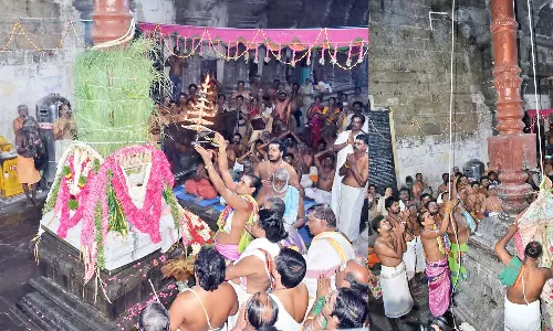 திருச்செந்தூர் சுப்பிரமணிய சுவாமி கோவிலில் ஆவணி திருவிழா கொடியேற்றம்- திரளான பக்தர்கள் பங்கேற்பு