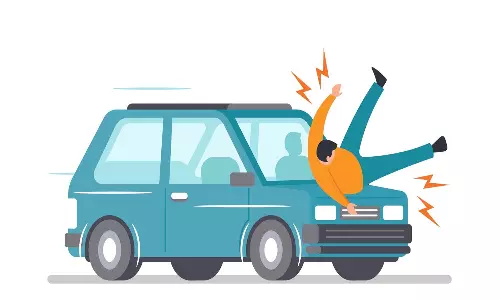 அவினாசியில்  மோதி விட்டு நிற்காமல் சென்ற கார்- பரபரப்பு