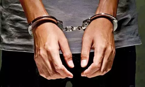 வெள்ளகோவிலில் மது, புகையிலை விற்ற 4 பேர் கைது