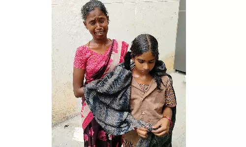 திண்டுக்கல் கலெக்டர் ஆபீசில் மகளுடன் தீக்குளிக்க முயன்ற பெண்ணால் பரபரப்பு