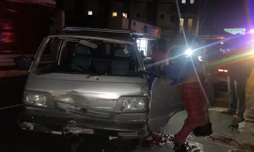 பல்லடத்தில்  சாலை தடுப்பில் ஆம்னி வேன் மோதி    டிரைவர் பலி