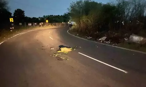 சாலையில் கொட்டப்படும் கழிவுகளால் விபத்து அபாயம்