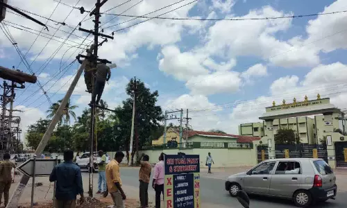 மாலைமலர் செய்தி எதிரொலி - பல்லடத்தில்  ஆபத்தான மின்கம்பம் அகற்றம்