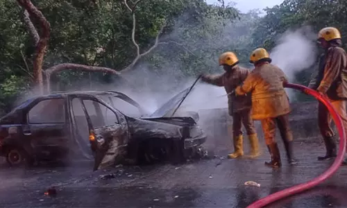 ஏற்காடு மலைப்பாதையில் ஓடும் காரில் திடீர் தீ