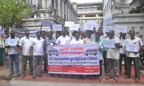 சுகாதாரத்துறை இயக்குனர் அலுவலகத்தை ஆம்புலன்ஸ் ஊழியர்கள் முற்றுகை