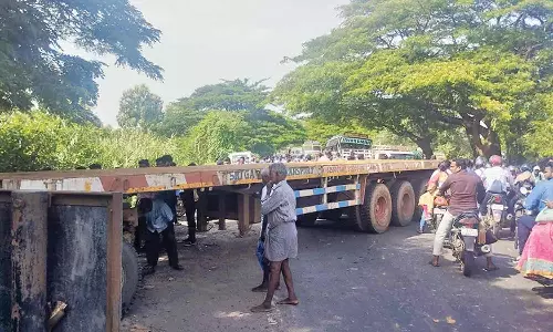 தாறுமாறாக ஓடிய கண்டெய்னர் லாரிநடுரோட்டில் நின்றதால் போக்குவரத்து பாதிப்பு