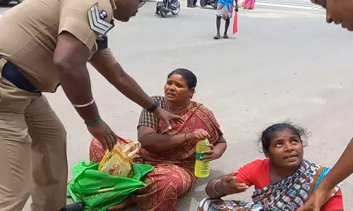 கடலூர் கலெக்டர் அலுவலகத்தில் மண்எண்ணை கேனுடன் தர்ணா போராட்டத்தில் ஈடுபட்ட பெண்கள்