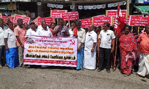 பவானி புதிய பஸ் நிலையம் அருகில் வியாபாரிகள் சங்கத்தினர் ஆர்ப்பாட்டம்