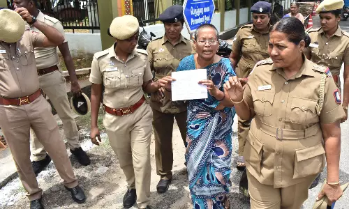 ஈரோடு கலெக்டர் அலுவலகத்தில் பெண் தீக்குளிக்க முயற்சி